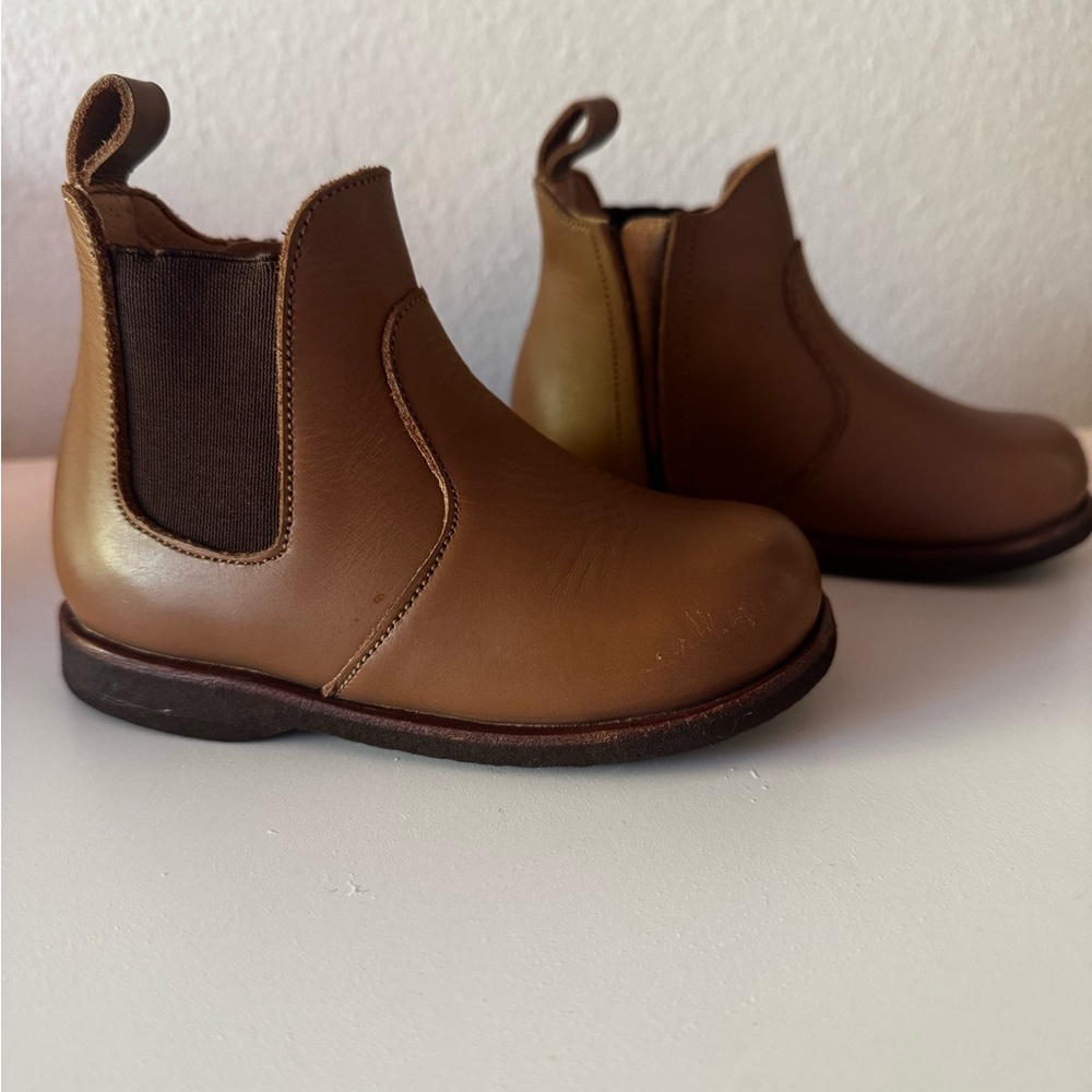 Brown Chelsea Boots with Elastic Panels and Rubber Sole